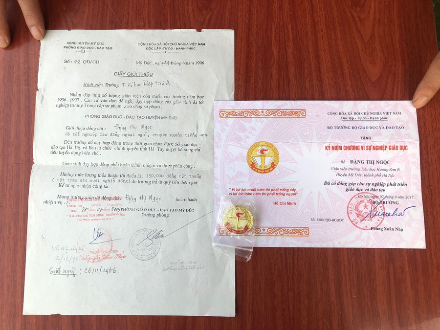 Kỷ niệm chương Vì sự nghiệp giáo dục là những gì cô Đặng Thị Ngọc đem về khi hết tuổi cống hiến Kỷ niệm chương Vì sự nghiệp giáo dục là những gì cô Đặng Thị Ngọc đem về khi hết tuổi cống hiến