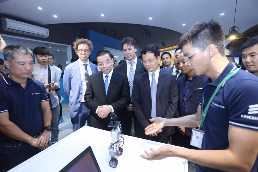 Bộ trưởng Bộ KH&CN Chu Ngọc Anh, Bộ trưởng Bộ TT&TT Nguyễn Mạnh Hùng tham quan một số thiết bị trưng bày tại lễ khai trương. Ảnh: Thu Cúc