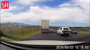 Ô tô chạy 90km/h đâm công nhân dọn đường lộn nhiều vòng trên không