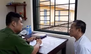 Bị chồng cũ đâm, người đàn bà thoát chết nhờ lời hô hoán của con 