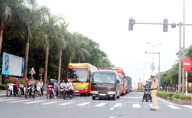 Cảnh sát giao thông điều khiển các phương tiện lưu thông ở nút giao cắt.