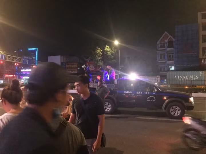 Cảnh sát tạm giữ dàn xe biển số 