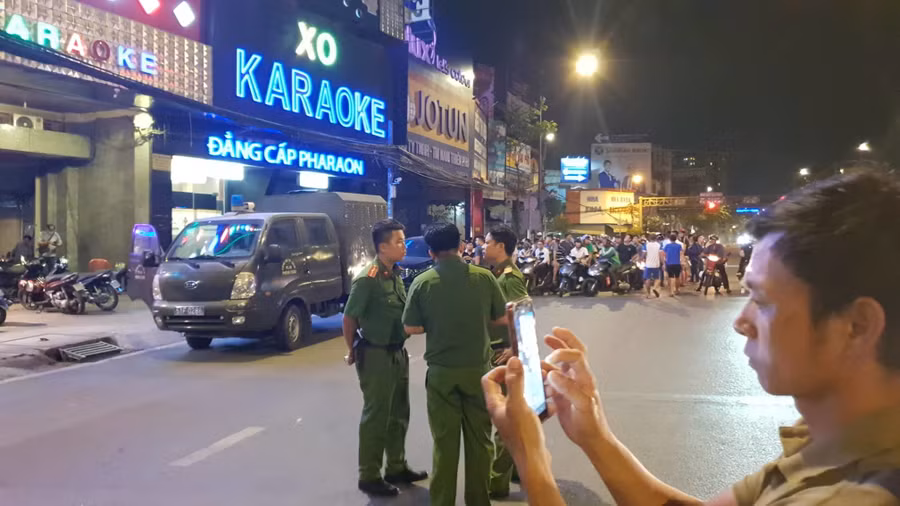 Cảnh sát tạm giữ dàn xe biển số 