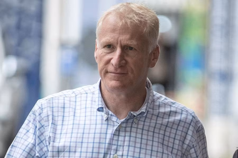 Cựu sĩ quan cao cấp Alfread Keating bị cáo buộc đặt máy quay lén