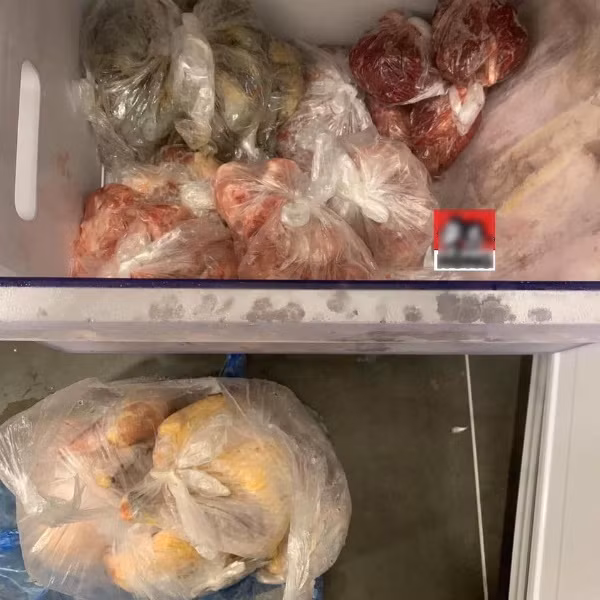 Nhận thùng quà đầy ắp thịt trứng bố mẹ gửi từ quê, con gái lấy chồng xa khóc òa vì lý do mấy ai thấu hiểu