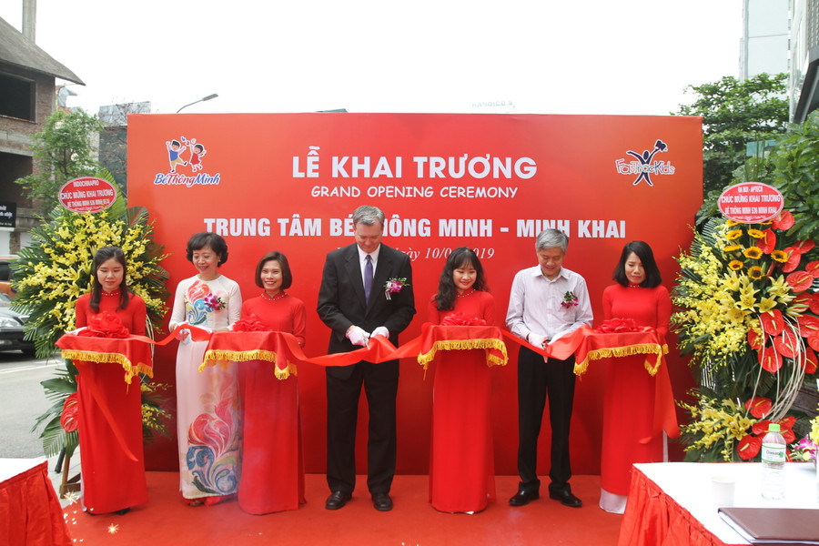 Các đại biểu cắt băng khánh thành
