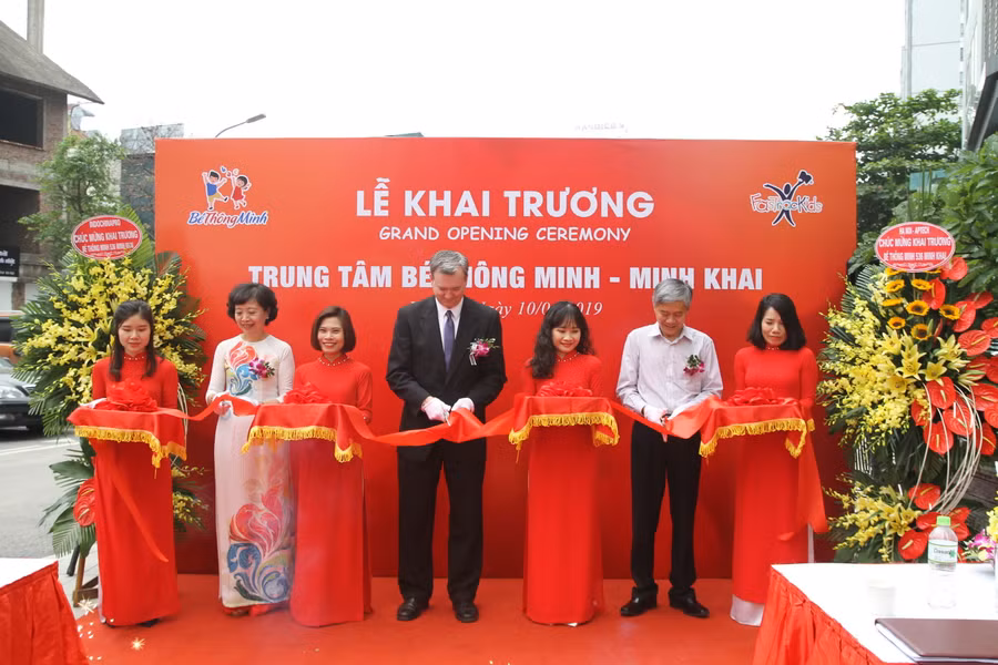 Các đại biểu cắt băng khánh thành