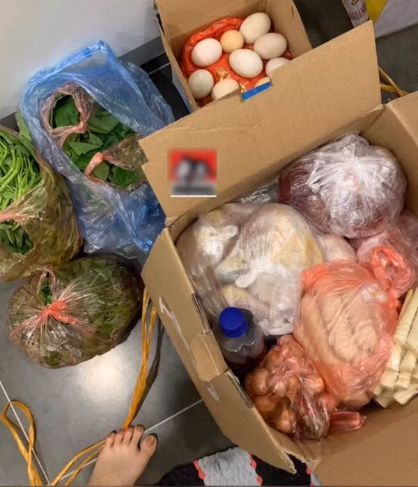 Nhận thùng quà đầy ắp thịt trứng bố mẹ gửi từ quê, con gái lấy chồng xa khóc òa vì lý do mấy ai thấu hiểu