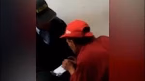 Lấy tiền của thầy giáo già, kẻ móc túi quỳ gối dập đầu xin tha thứ 