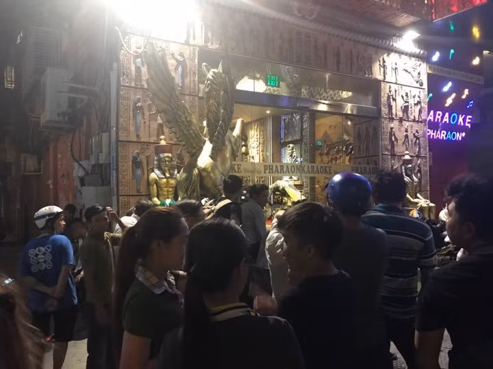 Cảnh sát tạm giữ dàn xe biển số 