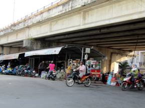 Gầm cầu Cái Răng bị chiếm dụng ngổn ngang (ảnh chụp ngày 5/4) Gầm cầu Cái Răng bị chiếm dụng ngổn ngang (ảnh chụp ngày 5/4)