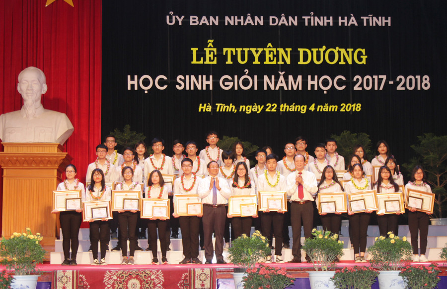 Trao bằng khen của UBND tỉnh và giấy chứng nhận của Hội khuyến học cho học sinh đạt giải quốc gia năm 2018 Trao bằng khen của UBND tỉnh và giấy chứng nhận của Hội khuyến học cho học sinh đạt giải quốc gia năm 2018