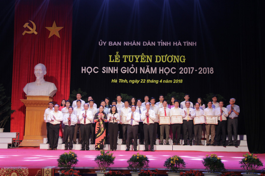 Lãnh đạo tỉnh và ngành giáo dục khen thưởng các giáo viên và tập thể có thành tích xuất sắc trong bồi dưỡng học sinh giỏi Lãnh đạo tỉnh và ngành giáo dục khen thưởng các giáo viên và tập thể có thành tích xuất sắc trong bồi dưỡng học sinh giỏi