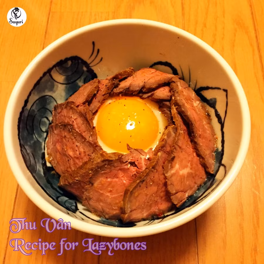 Món bò nướng lòng đào khi sơ chế cũng nên ngâm qua dung dịch muối.