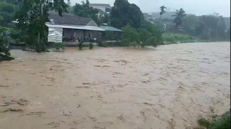 Lũ trên các sông, suối thượng nguồn đang lên nhanh.