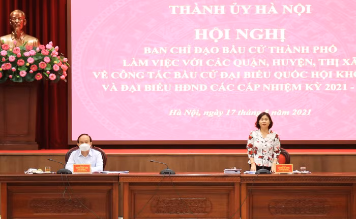 Chủ tịch HĐND Thành phố Nguyễn Ngọc Tuấn cùng Phó Bí thư Thường trực Thành ủy Nguyễn Thị Tuyến chủ trì hội nghị