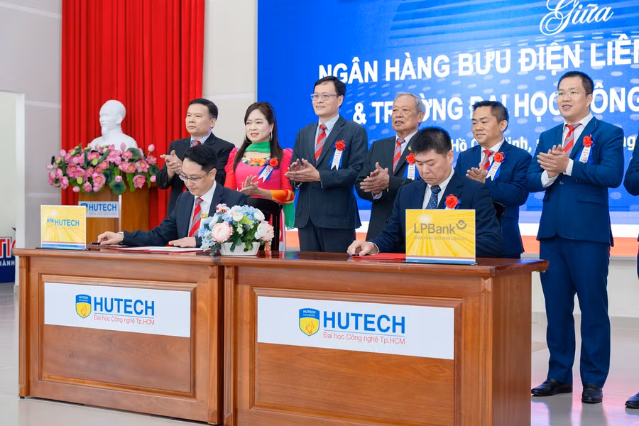 Đại diện Doanh nghiệp và các Khoa của Nhà trường ký kết hợp tác với nhau.