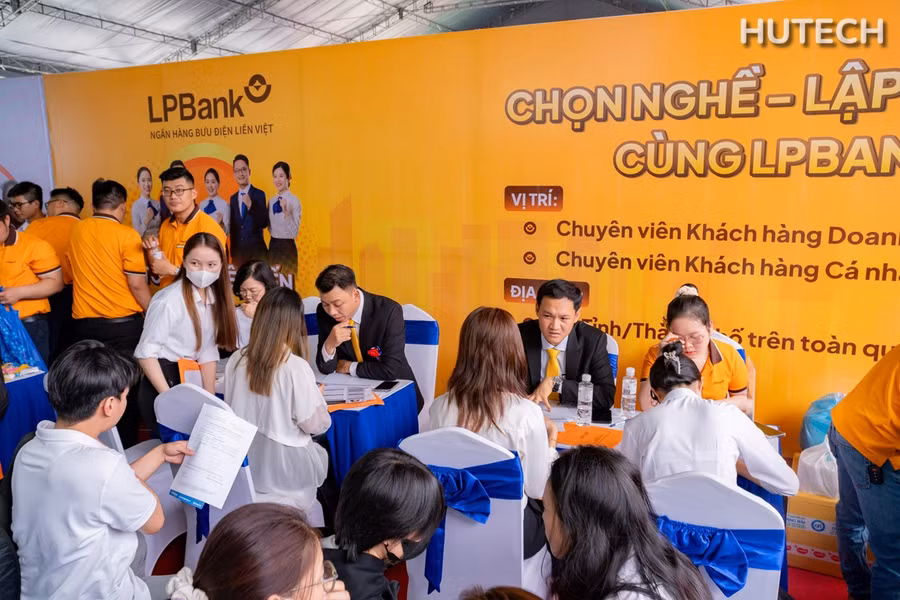 Đông đảo sinh viên ứng tuyển tại một doanh nghiệp. 