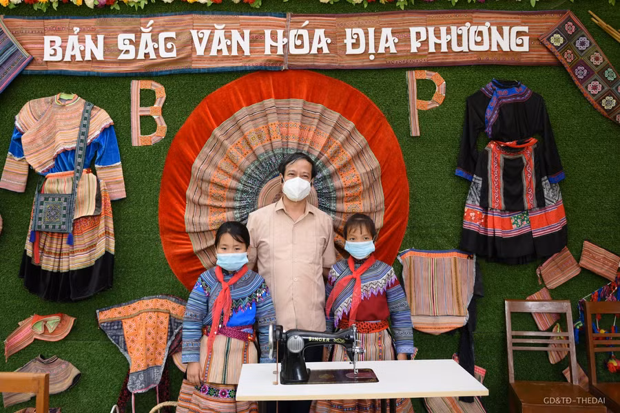 Bộ trưởng chụp ảnh lưu niệm với học sinh Bắc Hà