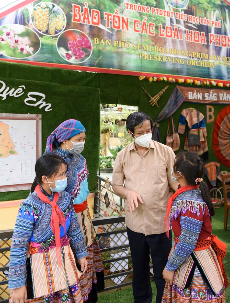 Bộ trưởng trò chuyện với cô trò trường PTDTBT THCS Bản Phố