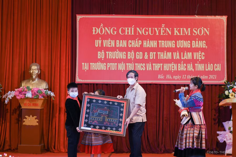 Học sinh trường PTDTNT THCS-THPT huyện Bắc Hà tặng Bộ trưởng bức tranh phong cảnh do các em tự làm