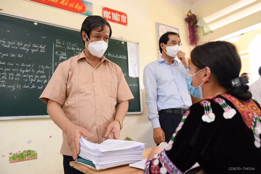 Bộ trưởng hỏi thăm tình hình ôn thi tốt nghiệp THPT của học sinh trường PTDTNT THCS-THPT huyện Bắc Hà