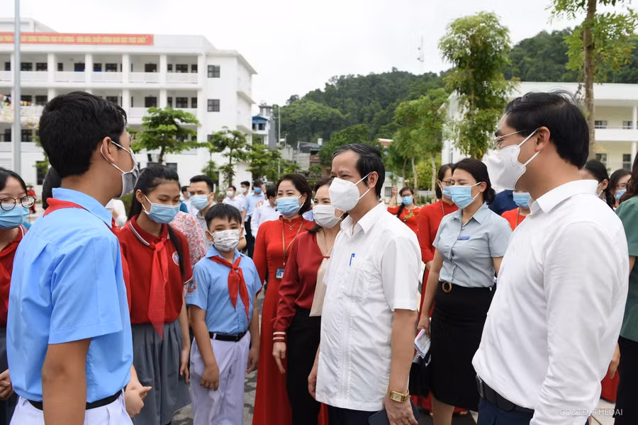 Bộ trưởng Nguyễn Kim Sơn thăm hỏi các em học sinh Cụm liên trường Kim Tân 