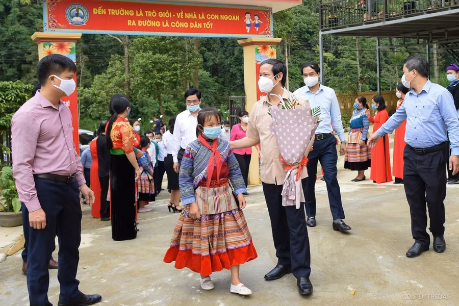 Bộ trưởng Nguyễn Kim Sơn (thứ 2 bên phải) thăm trường PTDTBT TH Bản Phố