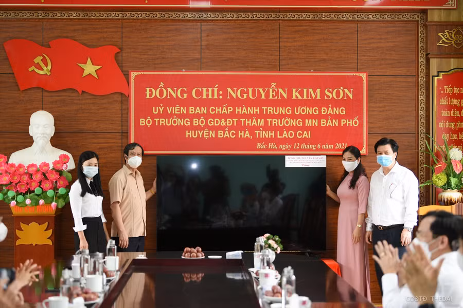 Bộ trưởng Nguyễn Kim Sơn cùng Thứ trưởng Nguyễn Hữu Độ tặng tivi cho trường Mầm non Bản Phố