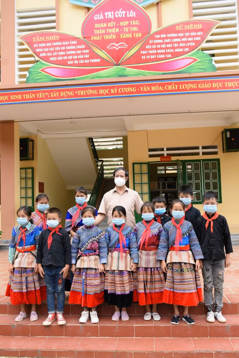 Bộ trưởng chụp ảnh lưu niệm với các em học sinh