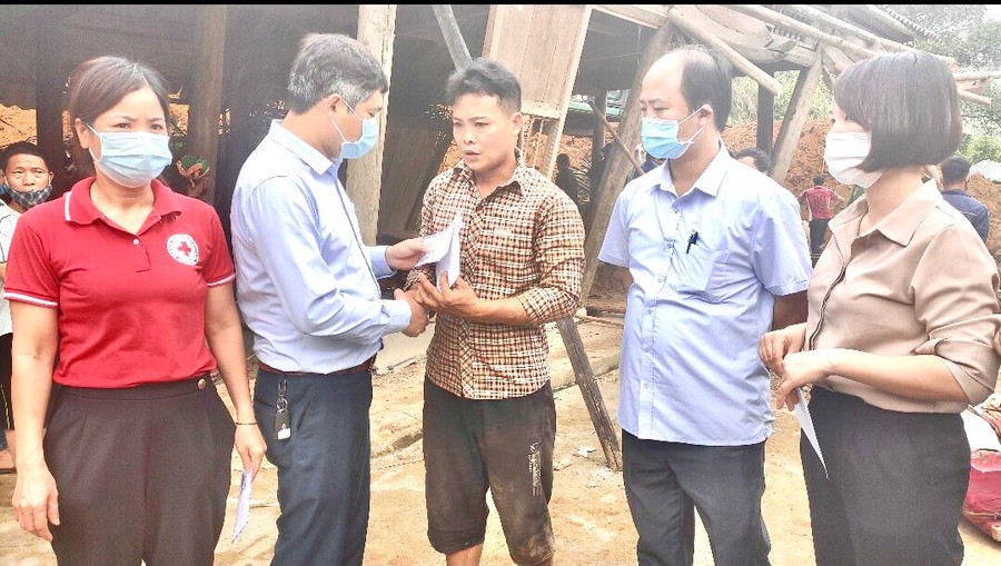 Cấp ủy, chính quyền huyện Bảo Yên thăm hỏi, động viên và chia buồn cùng gia đình có người thiệt mạng