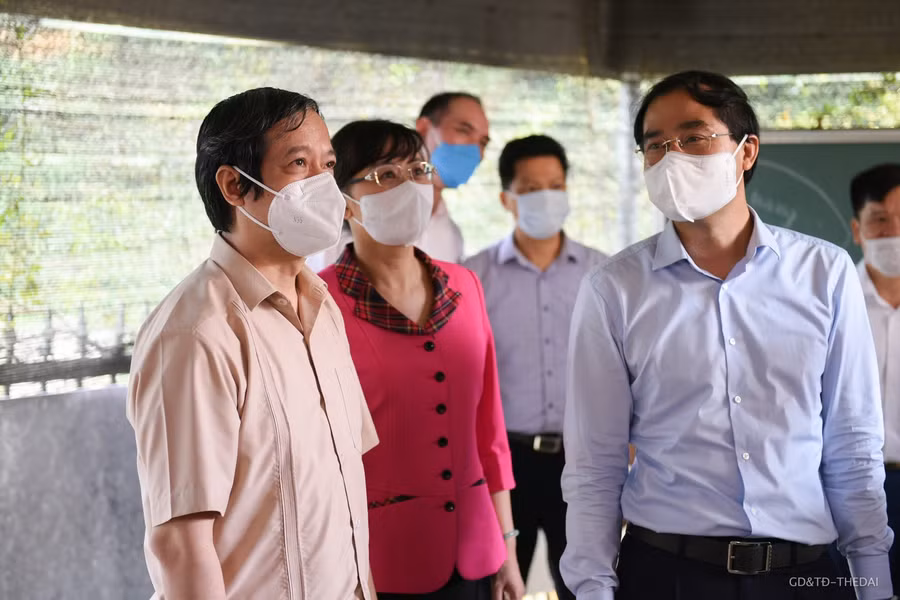 Bộ trưởng kiểm tra cơ sở vật chất tại trường học
