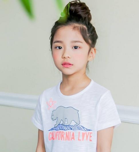 Điểm gây hút hồn ở hot girl nhí là gương mặt bầu bĩnh với đôi mắt to tròn tươi sáng, biểu cảm lúc nào cũng rất lạnh lùng, sang chảnh. hot-girl-7-tuoi-mat-sang-chanh-noi-tieng-lang-mot-han-1