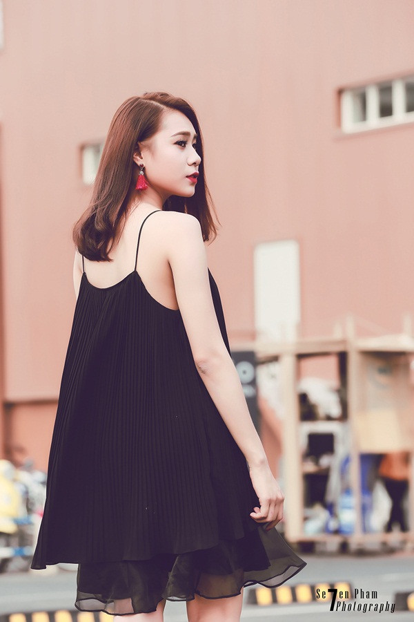 Miss Teen thân thiện Hồ Bích Trâm hờ hững vai trần xuống phố ảnh 14 Cô nàng quyến rũ với váy suông hai dây xếp li.