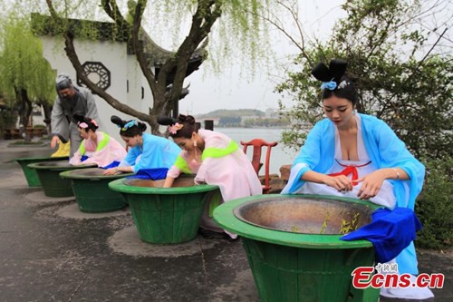 Mỹ nữ Trung Quốc diện y phục cung đình lên núi hái chè ảnh 6 Mỹ nữ Trung Quốc diện y phục cung đình lên núi hái chè - ảnh 6