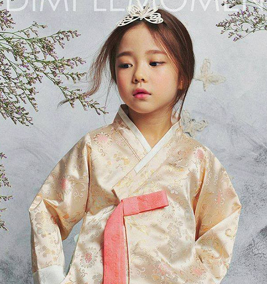 Ở tuổi lên 7, Hwang Si Eun cao 1,1m và nặng 19kg. Cô nhóc được khen phát triển khá sớm so với bạn bè cùng tuổi, rất có tiềm năng trở thành mẫu chuyên nghiệp trong tương lai. hot-girl-7-tuoi-mat-sang-chanh-noi-tieng-lang-mot-han-4