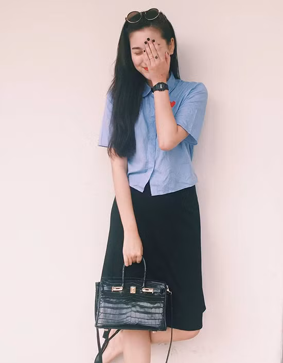 Hà Lade diện sơ mi, váy ngang gối nhẹ nhàng khi đi học. xi-ta-hot-girl-viet-mac-gi-trong-tuan-le-chao-he-10