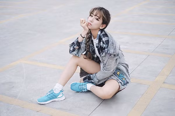 Min là tín đồ của phong cách thể thao với bộ sưu tập sneaker đáng ngưỡng mộ, kết hợp cùng cách phối đồ trẻ trung hơn hẳn tuổi thật. xi-ta-hot-girl-viet-mac-gi-trong-tuan-le-chao-he-7