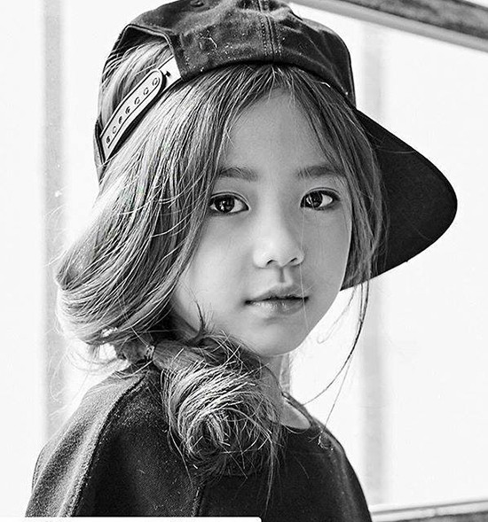 Các fan của cô nhóc cho rằng, Si Eun sở hữu gương mặt rất điện ảnh. Cộng với khả năng biểu cảm tốt, cô nhóc rất có thể sẽ làm nên chuyện nếu tham gia đóng phim. hot-girl-7-tuoi-mat-sang-chanh-noi-tieng-lang-mot-han-5