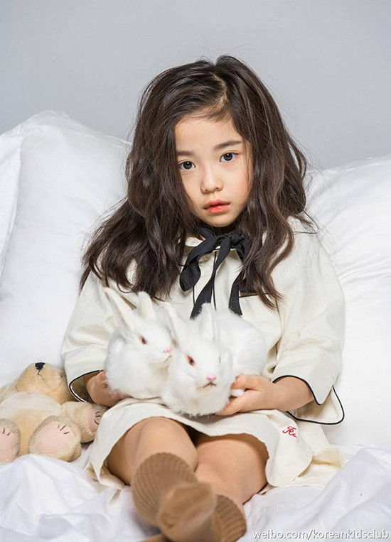 Cô nhóc rất đắt show làm mẫu cho các loobook thời trang trẻ em và cả lên tạp chí. hot-girl-7-tuoi-mat-sang-chanh-noi-tieng-lang-mot-han-7