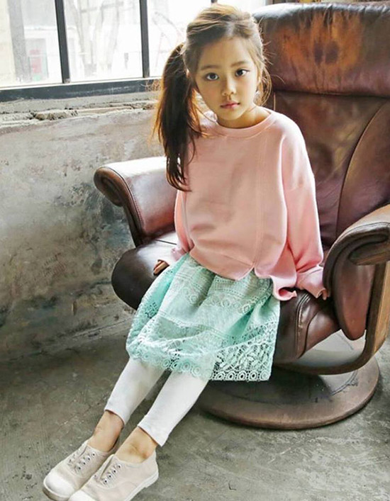 Sau 2 năm làm mẫu, Hwang Si Eun ngày càng tiến bộ về diễn xuất. Nhiều người cho rằng, ánh mắt biết nói của cô nhóc chính là điểm hút mắt nhất trong những bức hình. hot-girl-7-tuoi-mat-sang-chanh-noi-tieng-lang-mot-han-2