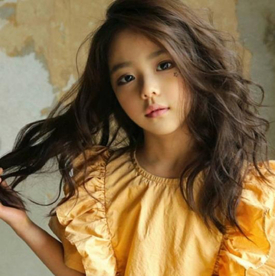 Tham gia làm mẫu đã được vài năm nhưng hình ảnh của Hwang Si Eun mới bắt đầu được chia sẻ liên tục trên các mạng xã hội Việt Nam và Thái Lan gần đây. Ở Hàn Quốc, cô nhóc 7 tuổi này vốn là mẫu nhí có tiếng, rất đắt show chụp hình. hot-girl-7-tuoi-mat-sang-chanh-noi-tieng-lang-mot-han