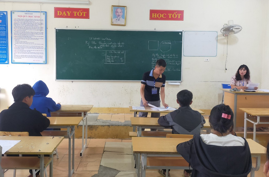 Giáo viên trường THPT Dào San, huyện Phong Thổ hướng dẫn học sinh làm thủ tục dự thi. Giáo viên trường THPT Dào San, huyện Phong Thổ hướng dẫn học sinh làm thủ tục dự thi.