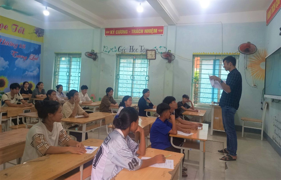 Thí sinh làm thủ tục đăng ký dự thi tại trường THPT huyện Mường Tè. Thí sinh làm thủ tục đăng ký dự thi tại trường THPT huyện Mường Tè.