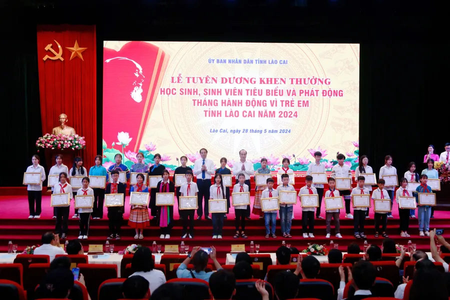Chủ tịch UBND tỉnh Lào Cai trao Bằng khen cho học sinh, sinh viên tiêu biểu của huyện Bắc Hà.