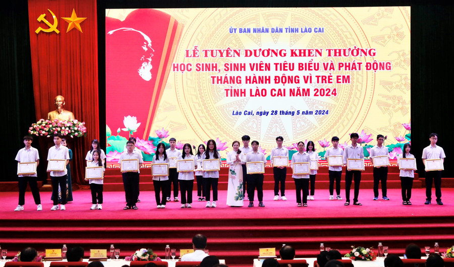 Trao Bằng khen của Chủ tịch UBND tỉnh cho học sinh Trường THPT Chuyên Lào Cai. Trao Bằng khen của Chủ tịch UBND tỉnh cho học sinh Trường THPT Chuyên Lào Cai.