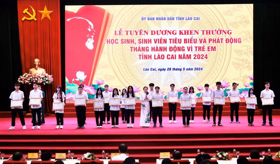 Trao Bằng khen của Chủ tịch UBND tỉnh cho học sinh Trường THPT Chuyên Lào Cai.