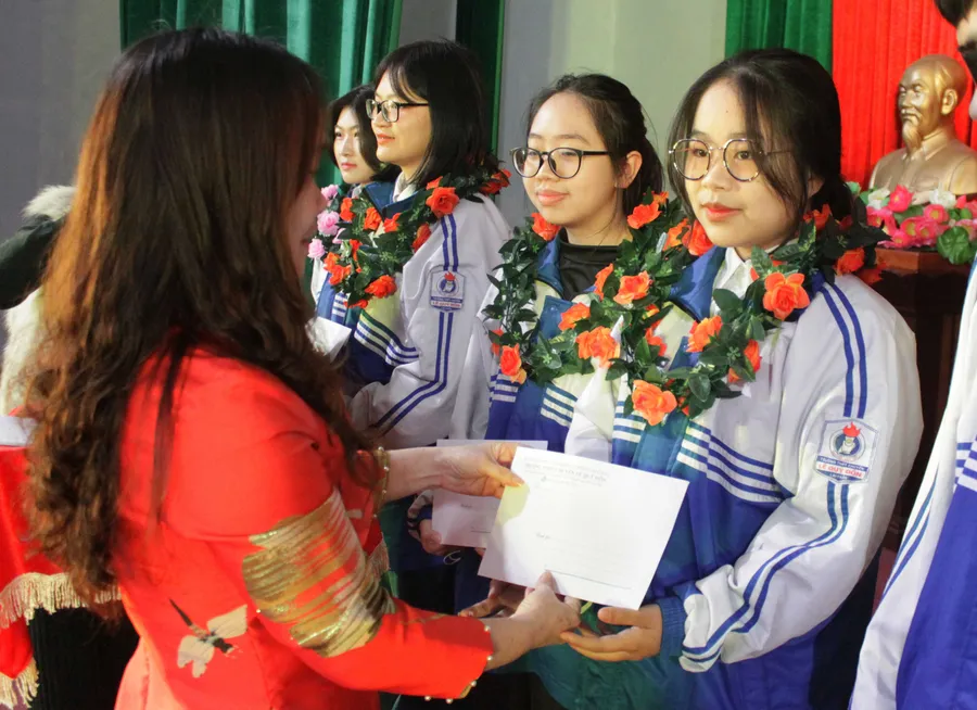 Trường THPT Chuyên Lê Quý Đôn biểu dương, khen thưởng học sinh đạt giải kỳ thi chọn học sinh giỏi quốc gia năm học 2023 - 2024. 