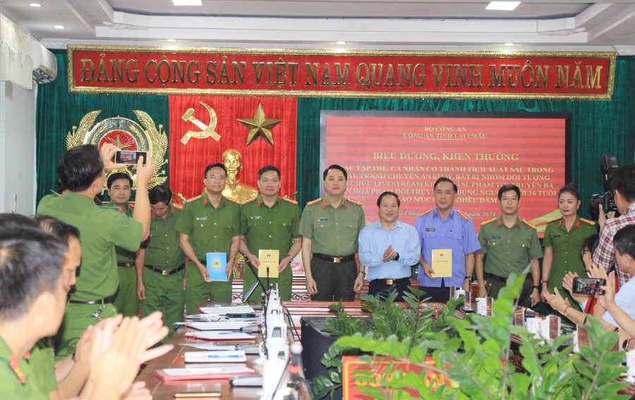 UBND tỉnh Lai Châu thưởng nóng và tặng Bằng khen cho 7 cá nhân có thành tích xuất sắc trong đấu tranh chuyên án. UBND tỉnh Lai Châu thưởng nóng và tặng Bằng khen cho 7 cá nhân có thành tích xuất sắc trong đấu tranh chuyên án.