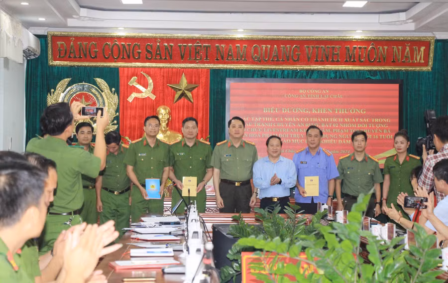 UBND tỉnh Lai Châu thưởng nóng và tặng Bằng khen cho 7 cá nhân có thành tích xuất sắc trong đấu tranh chuyên án.